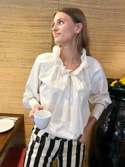 Camisa beige con lazada y volantes